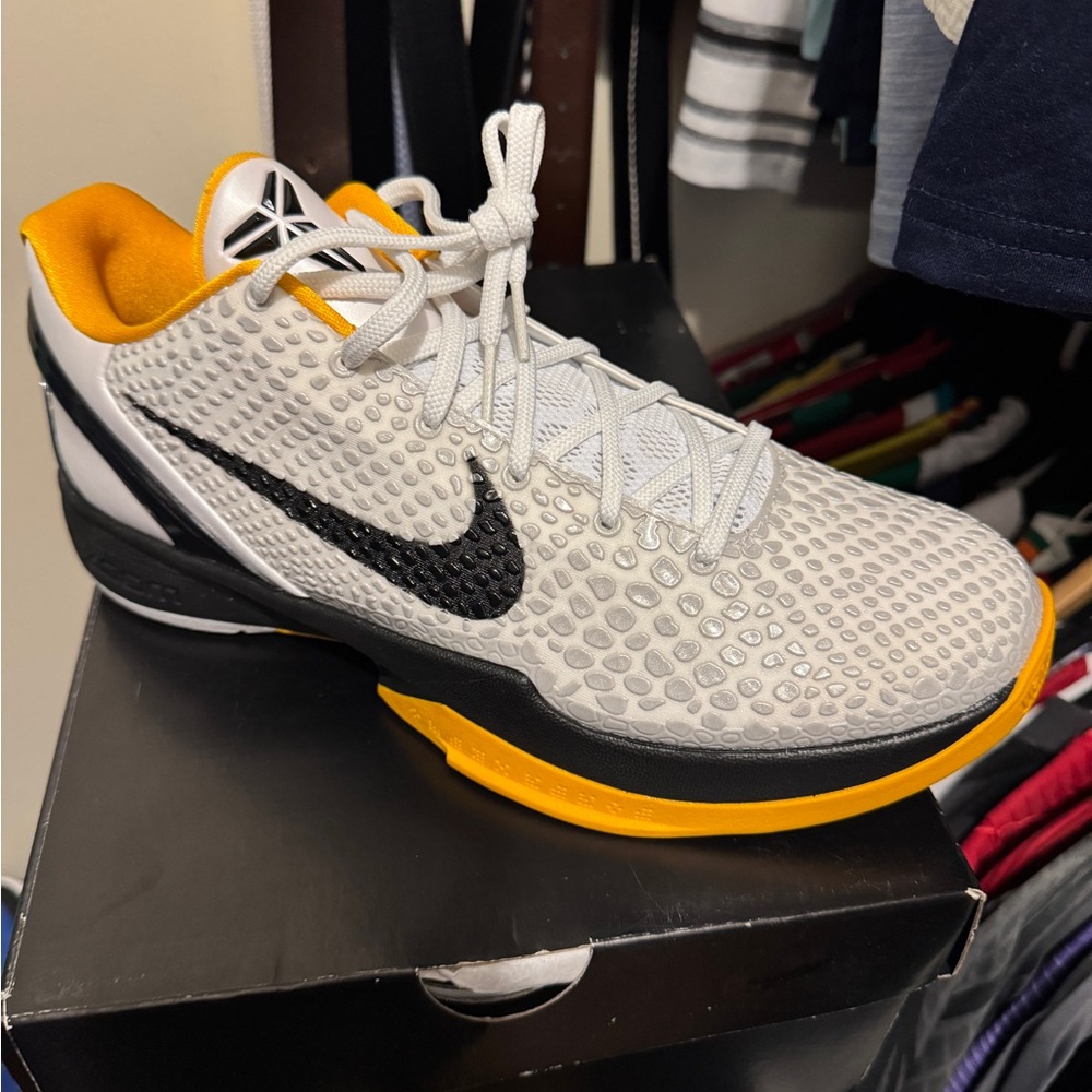 Nike White and Gold Sneakers